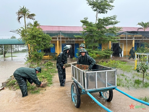 Lực lượng vũ trang Thừa Thiên Huế: Điểm tựa tin cậy của nhân dân trong mưa lũ